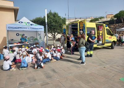 Formación de primeros auxilios impartida por One Life, dirigida a menores.